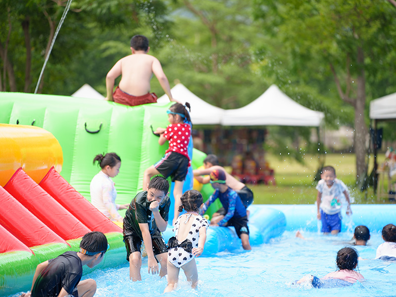 觀光局在五月的每周六、日下午一點到五點，於寶來親水公園設置大型氣墊滑水道及戲水池，讓大人小孩一同戲水消暑。（記者吳文欽攝）