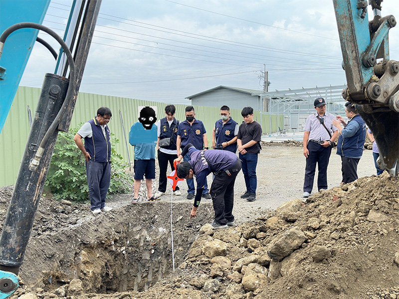 嘉義檢警環聯手破獲掩埋不法廢棄物集團，在民雄鄉秀林村一處農地查扣一臺未及傾倒垃圾之拖車斗。(圖/嘉義縣警察局提供)