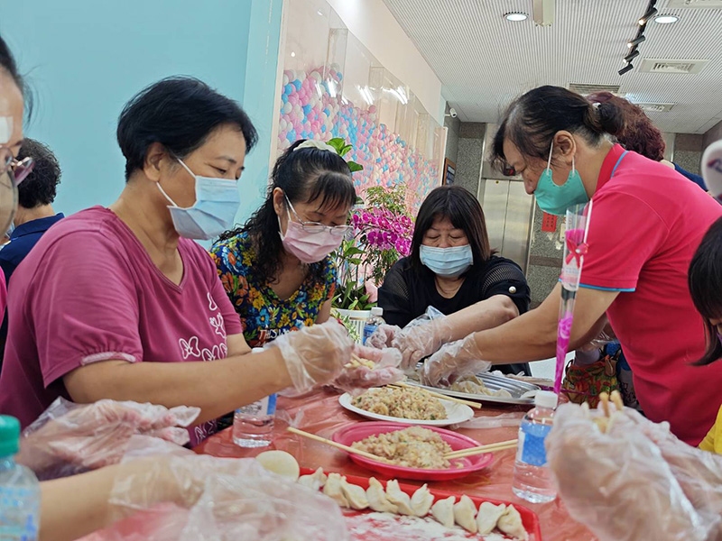 國民黨高雄市黨部十日上午辦理「母親節包金元寶，媽媽都是我的寶」母親節慶祝活動，邀請上百位媽媽們歡聚市黨部一樓包水餃同樂。（記者吳文欽攝）