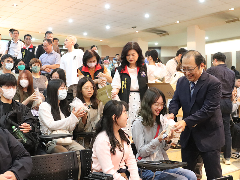 孫逸民校長（右）偕同家長會和校友會幹部發送包子和粽子給學生。