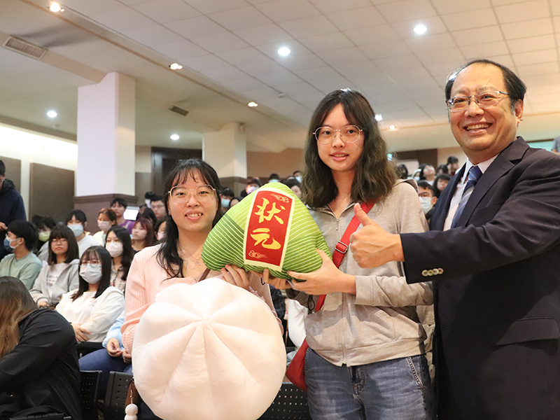 孫逸民校長把大包子和大粽子交由學生傳遞，期盼華醫學子個個國考「包中」過關。