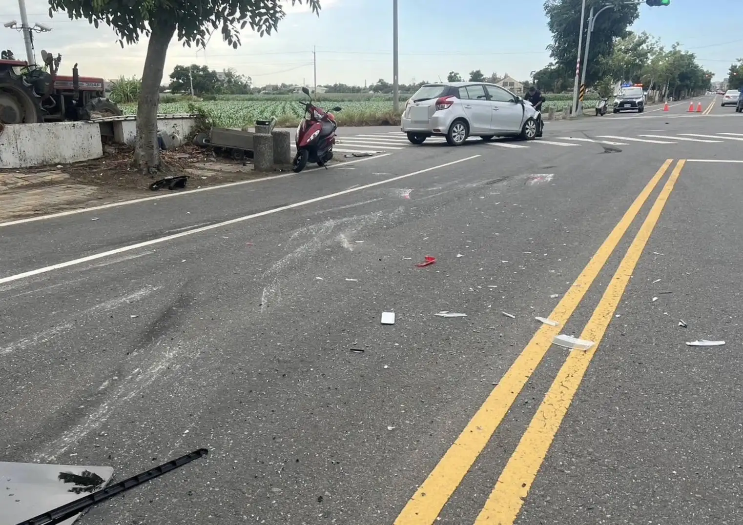 嘉義縣六腳鄉發生救護車與自小客車碰撞事故，救護車翻覆於路中央，自小客車車頭嚴重受損，事故原因由交通事故處理小組調查釐清。(圖'/朴子分局 提供)