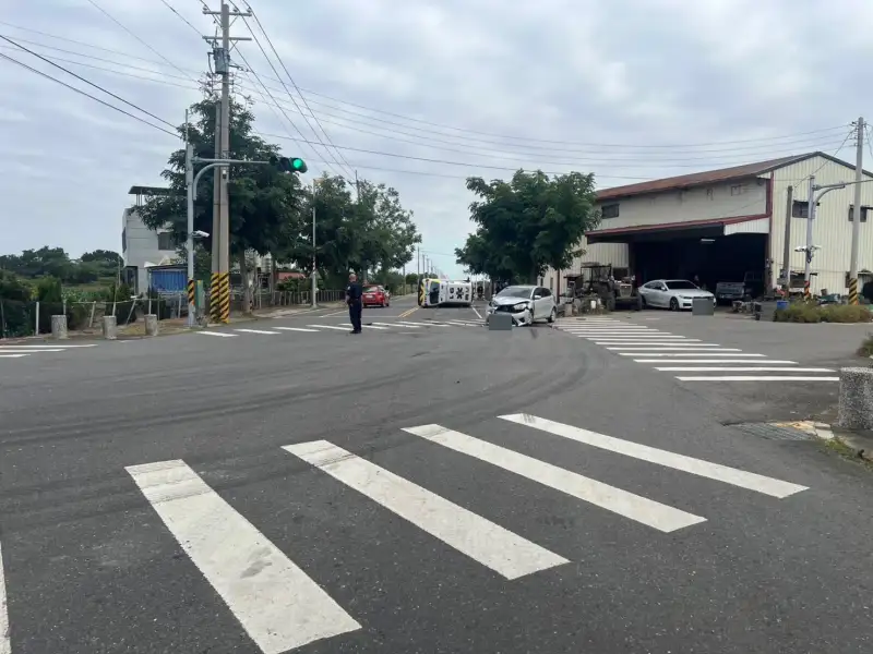 執勤途中發生意外！六腳鄉救護車與轎車碰撞翻覆　傷者送醫救治