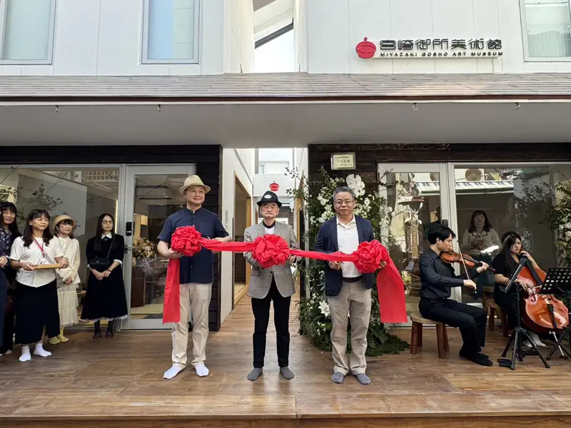 宮崎御所美術館15日盛大開幕，由日本企業家佐藤社長(中)董事長張順來(右)榮譽館長洛克華(左)共同剪綵，宣告全球首座「會呼吸的生活美術館」正式啟航。(記者張振興攝)