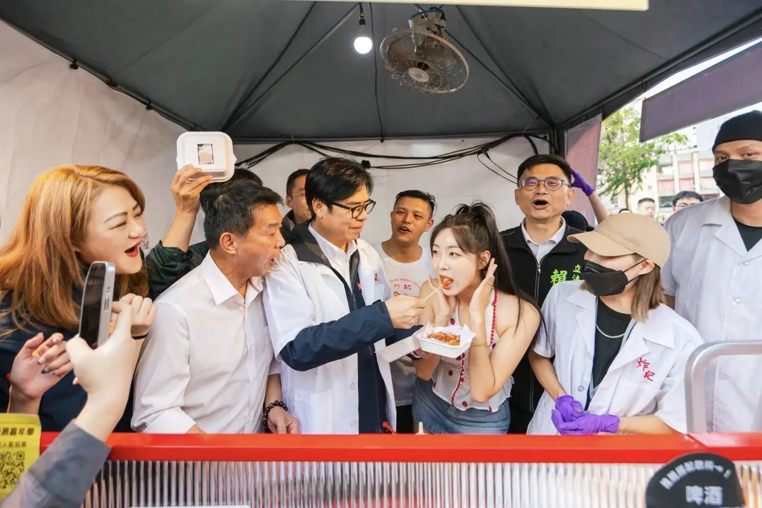 第五屆高雄鹹酥雞嘉年華15日下午於高雄大遠百追夢廣場熱鬧登場，吸引超過65家全台知名品牌齊聚，吸引大批饕客聞香而來。（記者吳文生攝