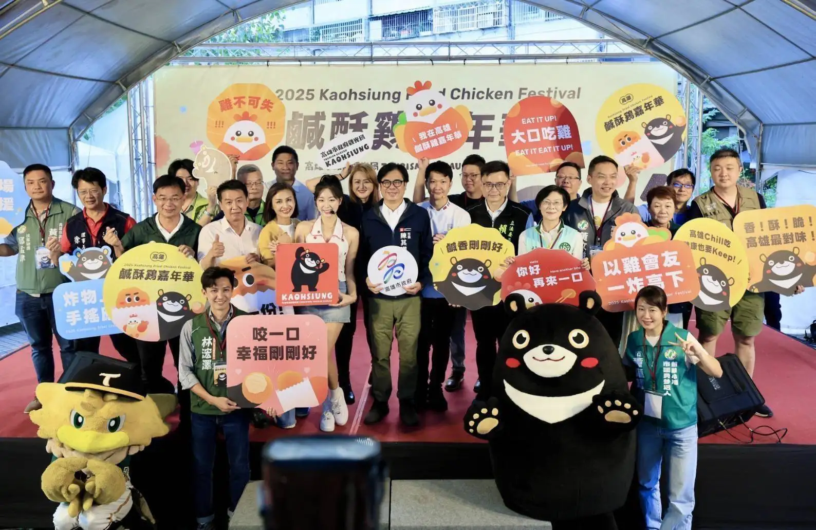 第五屆高雄鹹酥雞嘉年華15日下午於高雄大遠百追夢廣場熱鬧登場，吸引超過65家全台知名品牌齊聚，吸引大批饕客聞香而來。（記者吳文生攝）