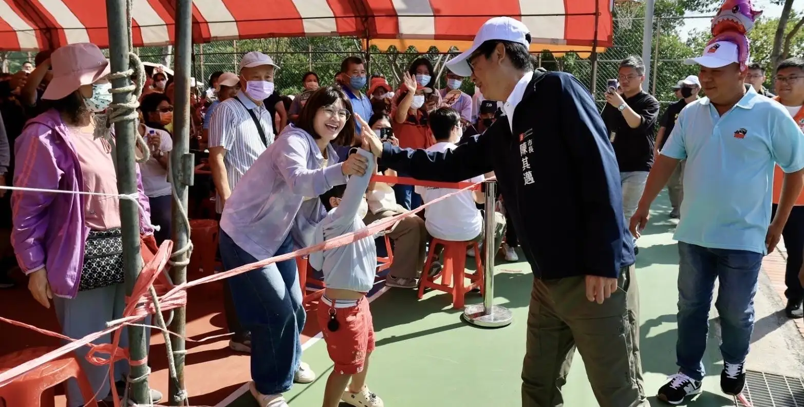 高雄市海洋局「大海開吃」系列活動十五日由永安石斑魚節接力登場，市長陳其邁出席開幕式。（記者吳文生攝）