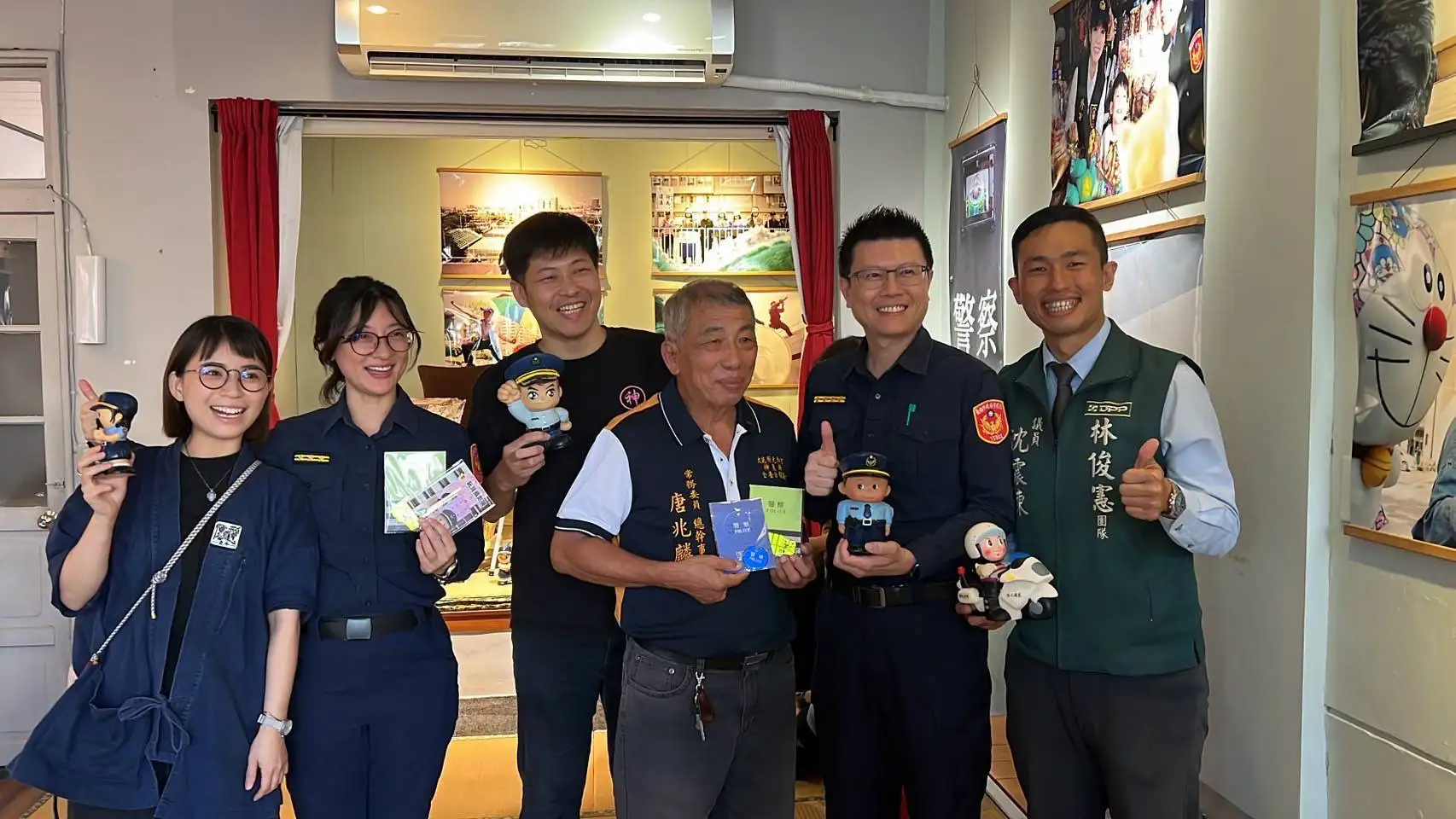 （由右至左）議員沈震東、五分局副分局長陳柏宇、元和宮總幹事唐兆麟、策展人孫敏龍、五分局交通組長許双繻。(圖/臺南市政府警察局 提供)