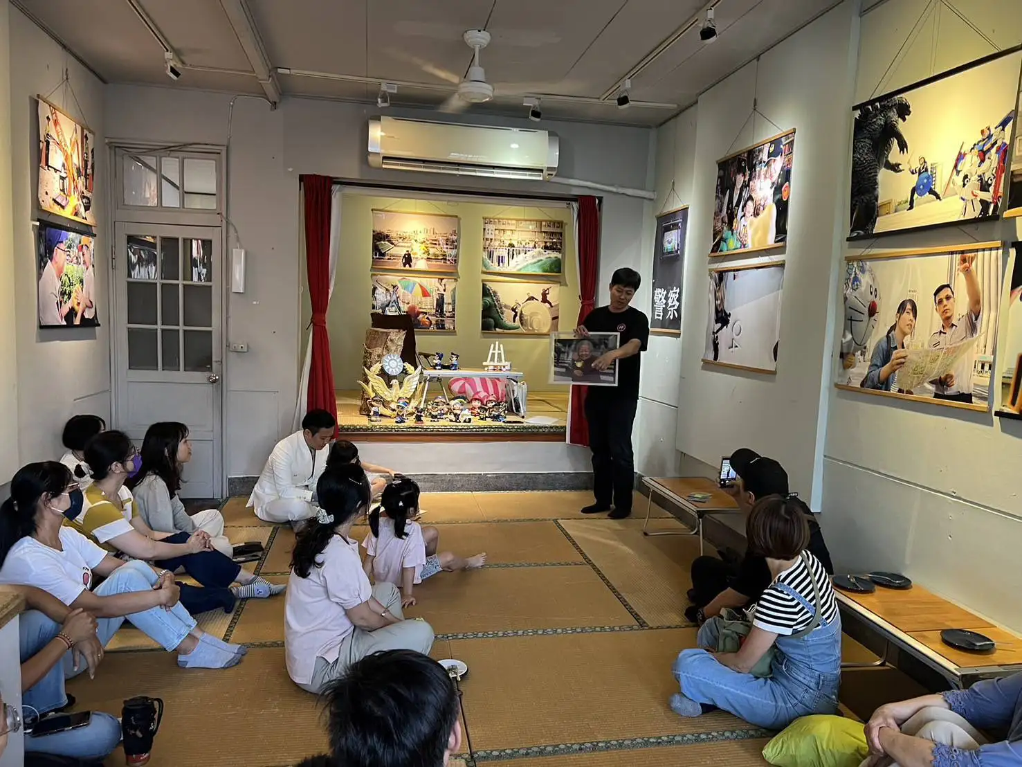 可愛玩具說警事，臺南警察攝影展融入甜點與廟宇文化。(圖/臺南市政府警察局 提供)