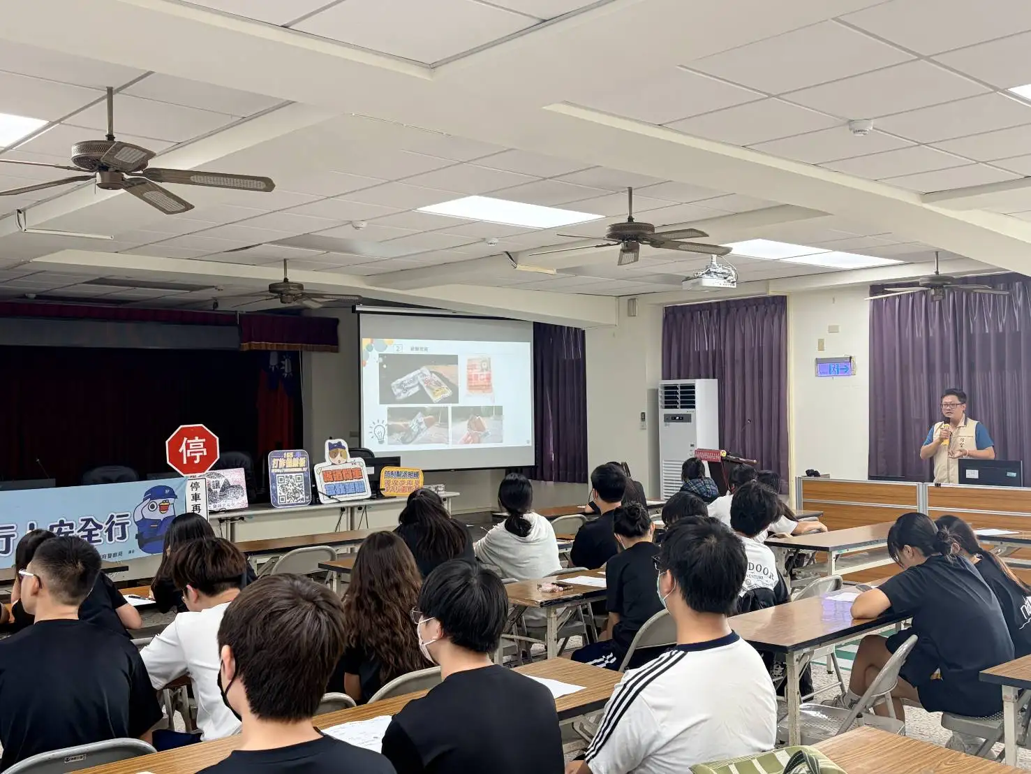 警方講解交通事故常見原因，學生聆聽並學習「慢、看、停」安全原則。(圖/臺南市政府警察局　提供）