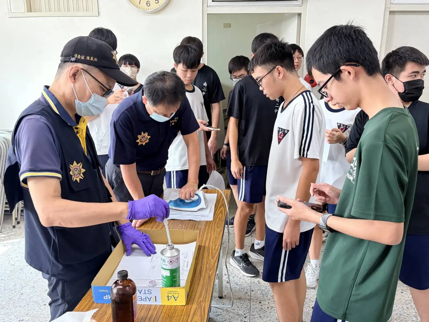 鑑識人員示範指紋採集工具，學生專注觀察操作流程。(圖/臺南市政府警察局　提供）