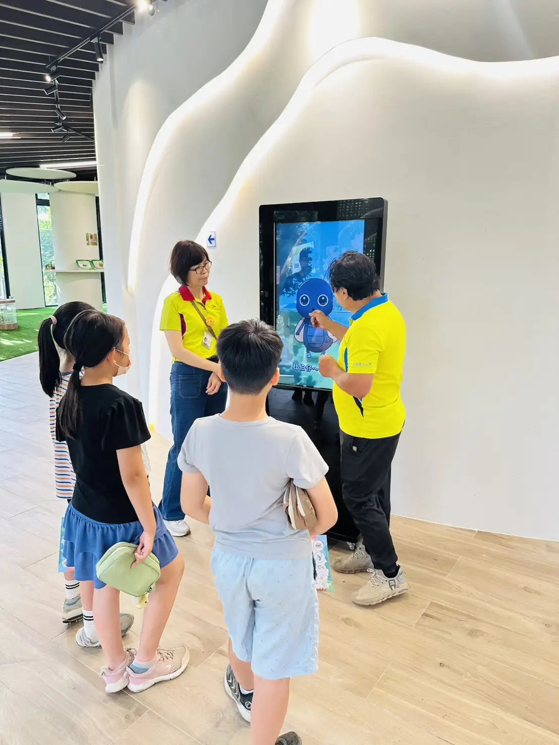 虎頭埤親子環教生態館智慧眼鏡服務場域驗證暨環教闖關活動。（圖／南市政府觀光旅遊局　提供）