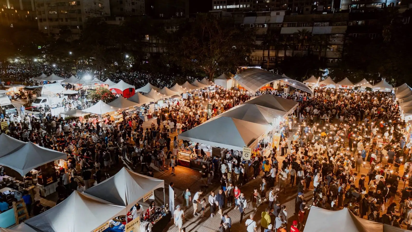 高雄鹹酥雞嘉年華活動連續兩天在大遠百追夢廣場熱鬧登場，吸引逾十二萬名民眾大快朵頤，攤商及周邊商圈業績成長五成，更帶動捷運運量。（觀光局提供