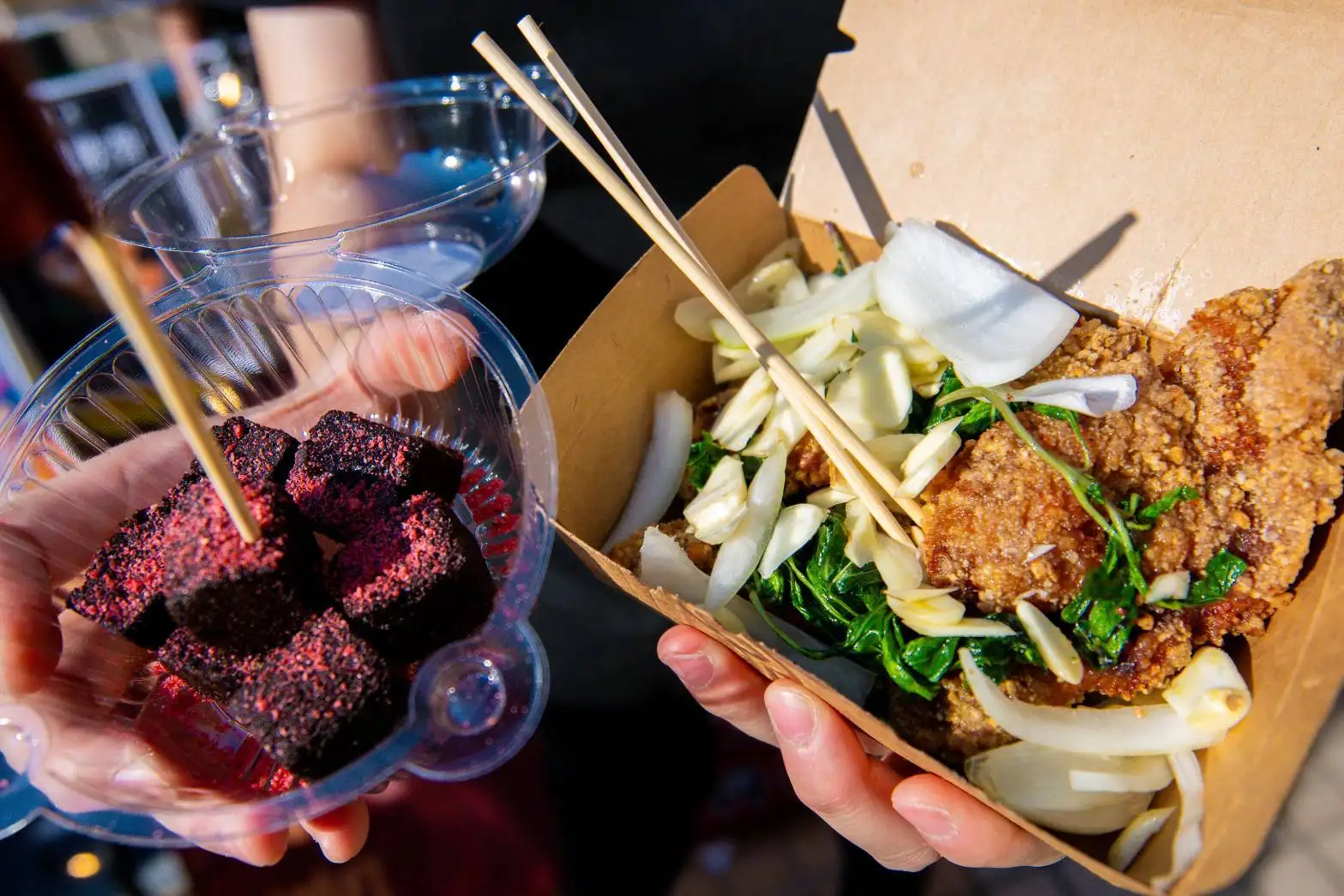 高雄鹹酥雞嘉年華活動連續兩天在大遠百追夢廣場熱鬧登場，吸引逾十二萬名民眾大快朵頤，攤商及周邊商圈業績成長五成，更帶動捷運運量。（觀光局提供