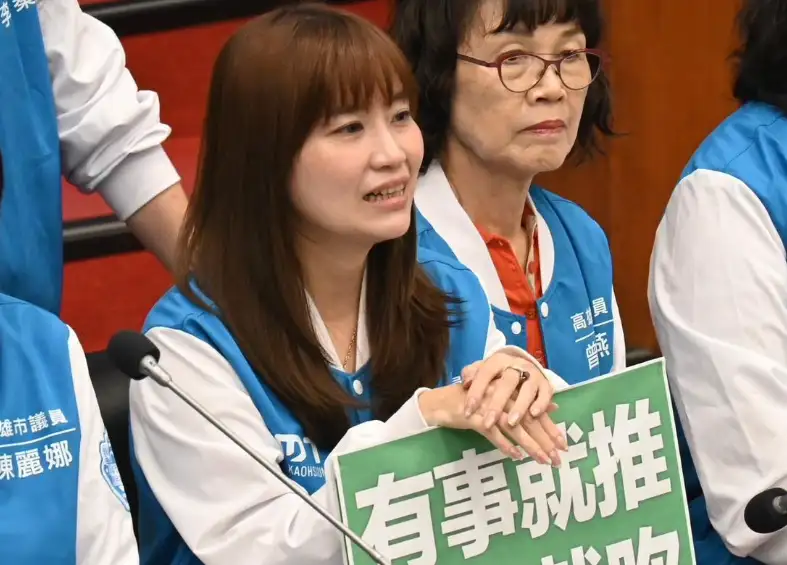 市議員許采蓁表示，燕巢月世界已成「臭世界」，市府對長期垃圾堆積無作為，無論知情與否都應負責。（記者吳文生攝）