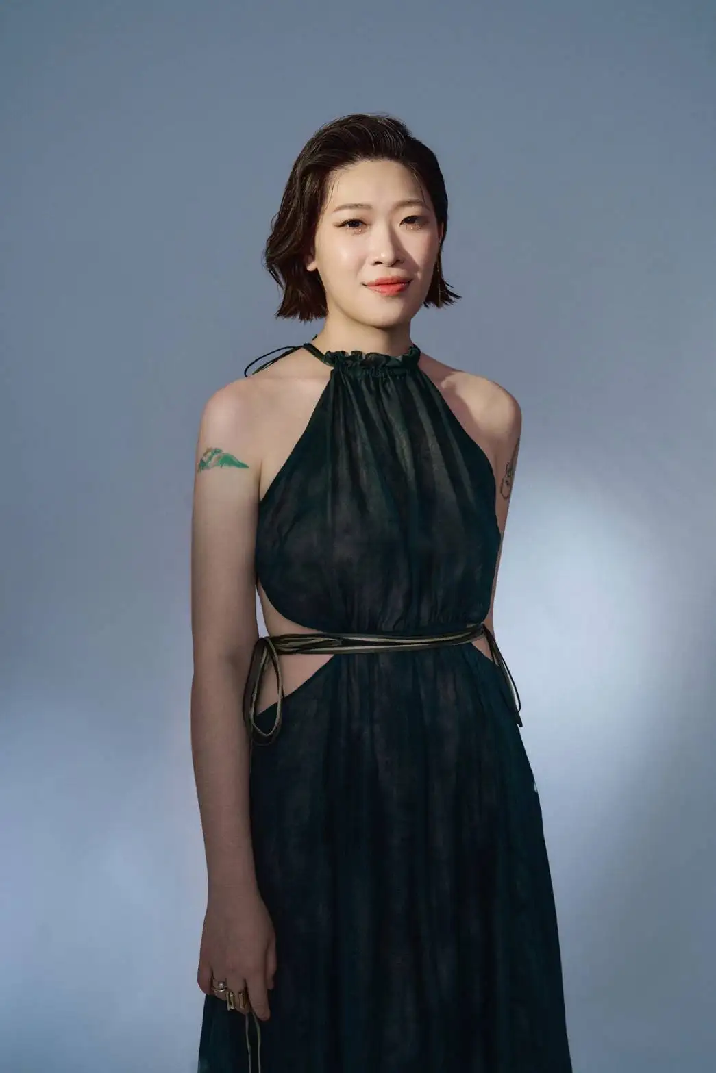 來自高雄六龜的邱淑蟬，以溫柔客語歌聲為高雄跨年夜增添暖心時刻。（年代提供）