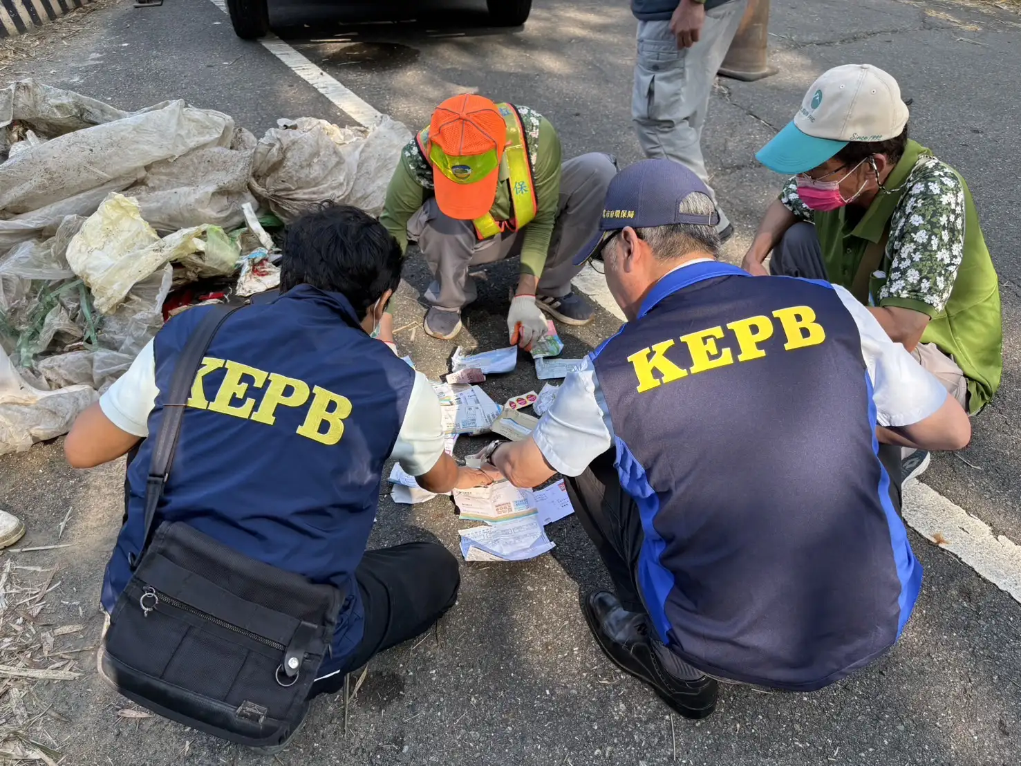 環保局人員於現場進行破袋檢查，以確認廢棄物來源。（環保局提供）