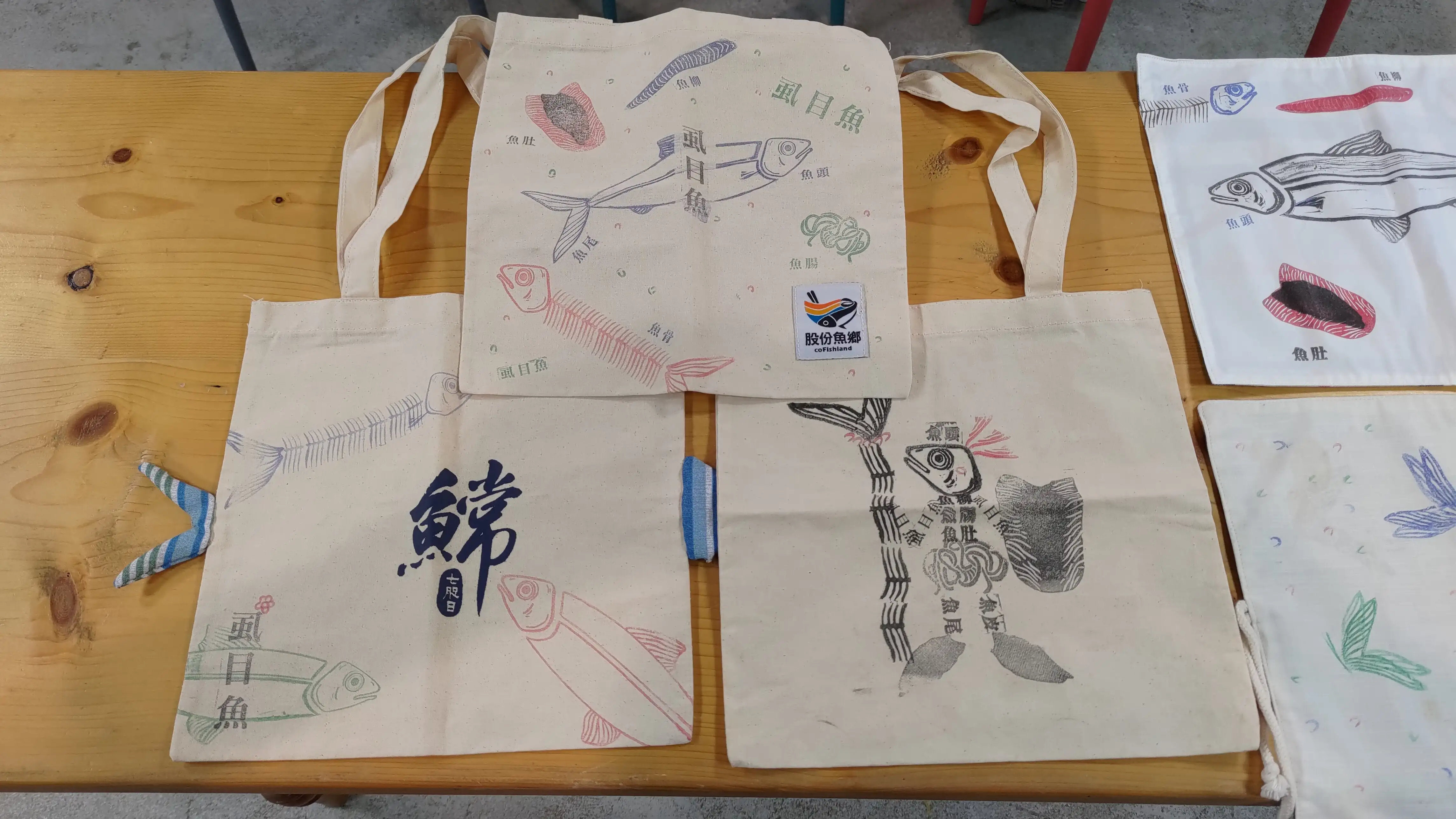 股份魚鄉讓大家可DIY虱目魚蓋印而創作出獨一無二的帆布袋。(圖/ 臺南市產業發展科 提供)