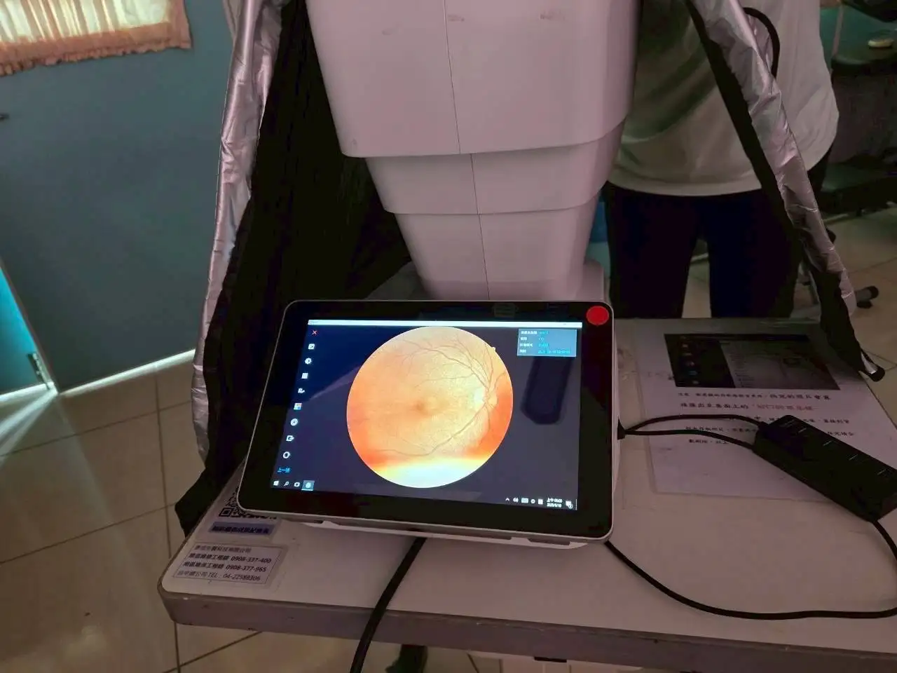 醫師使用高解析五官鏡設備進行遠距會診，跨院合作守護偏鄉民眾視力健康。(圖/嘉義縣衛生局  提供)