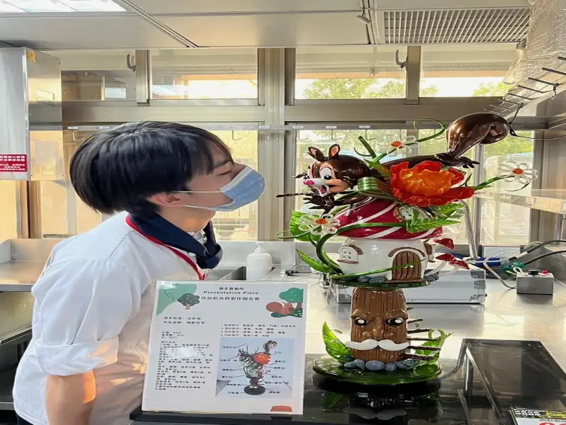 18歲西點國手沈承佑備戰國際賽 以甜點實力展現臺灣技藝