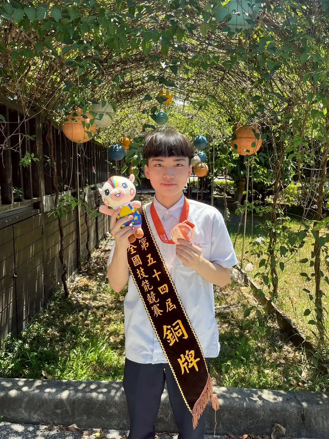 目前就讀永平工商的沈承佑以對烘焙的熱情與自我要求，第一次參加全國賽便拿下第三名佳績，今年更順利選拔上國手，將代表國家出賽明年第48屆國際技能競賽。(圖/雲嘉南分署 提供）