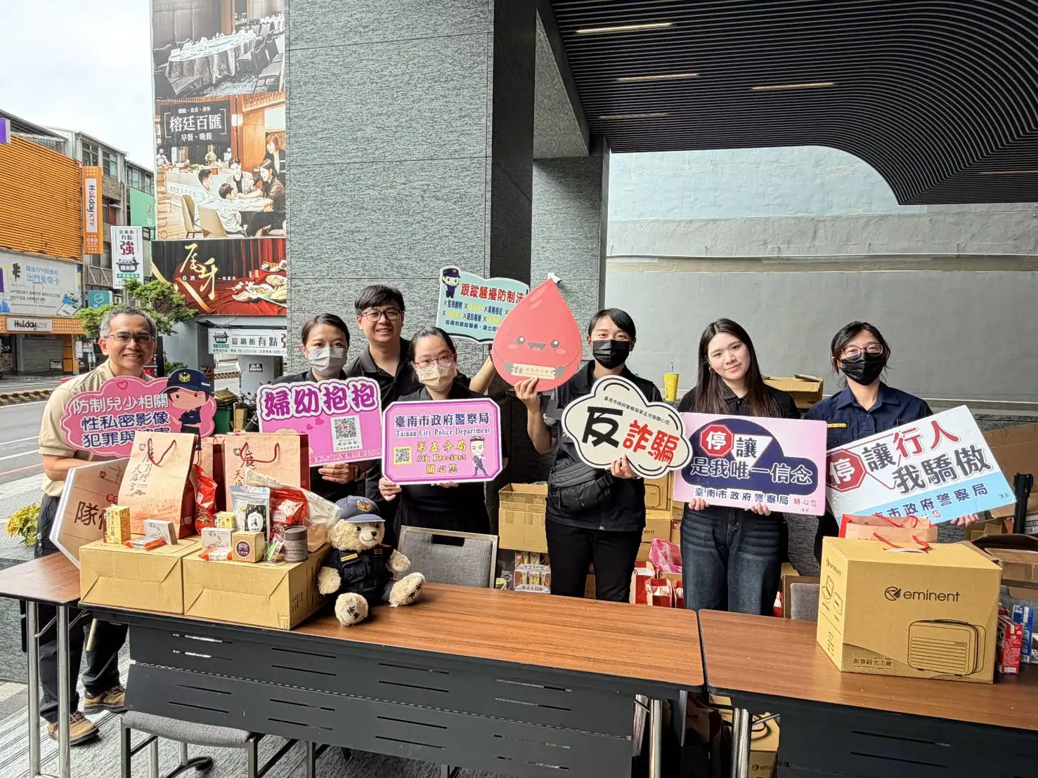 捐血活動結合識詐宣導，提升民眾反詐免疫力。(圖/臺南市政府警察局第五分局 提供)