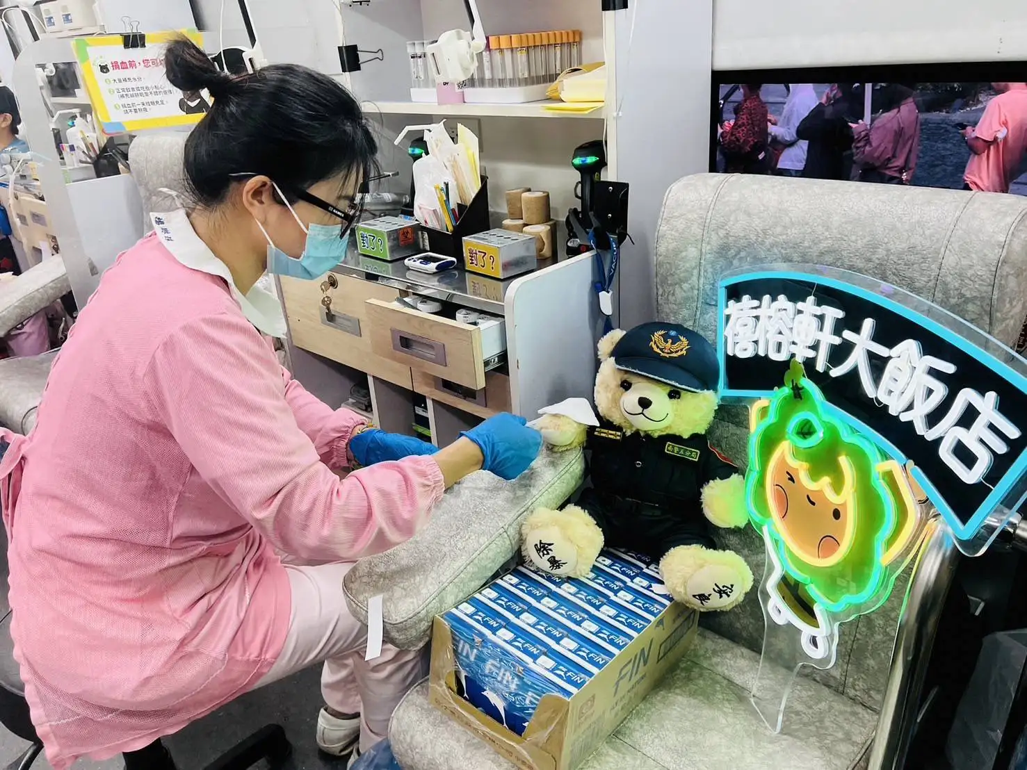 警方與企業共同推動公益，挽袖捐熱血。(圖/臺南市政府警察局第五分局 提供)