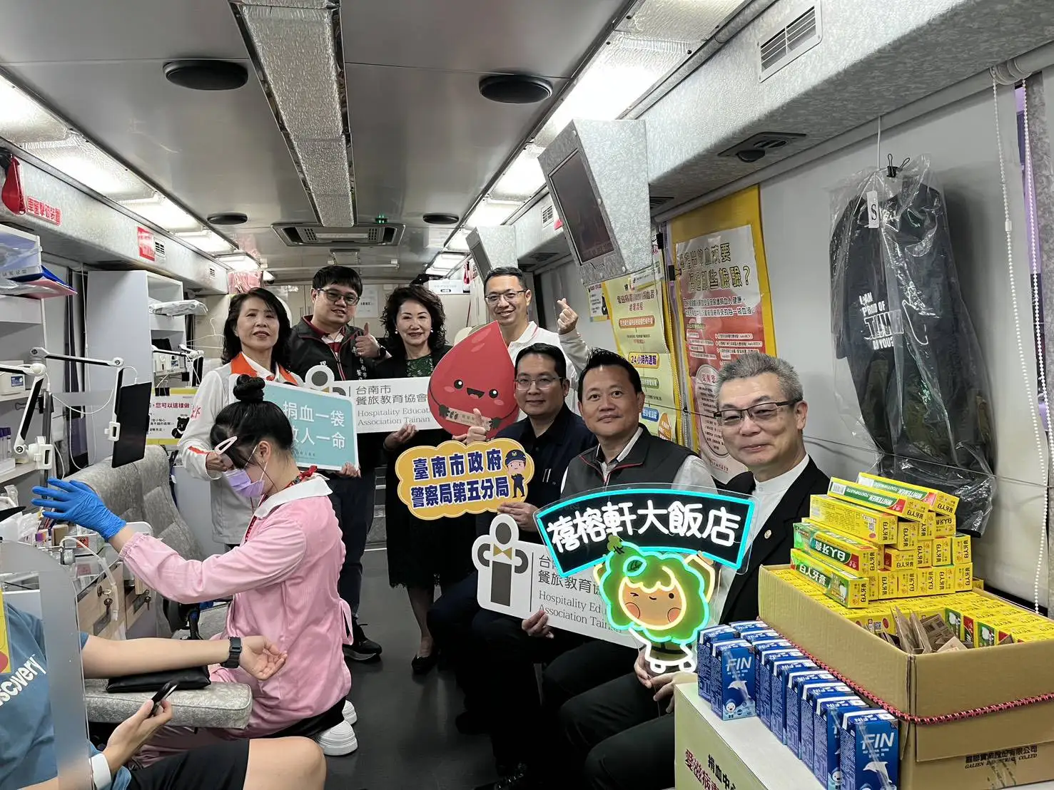 警方與飯店攜手舉辦捐血公益活動，現場氣氛溫馨熱鬧。(圖/臺南市政府警察局第五分局 提供)