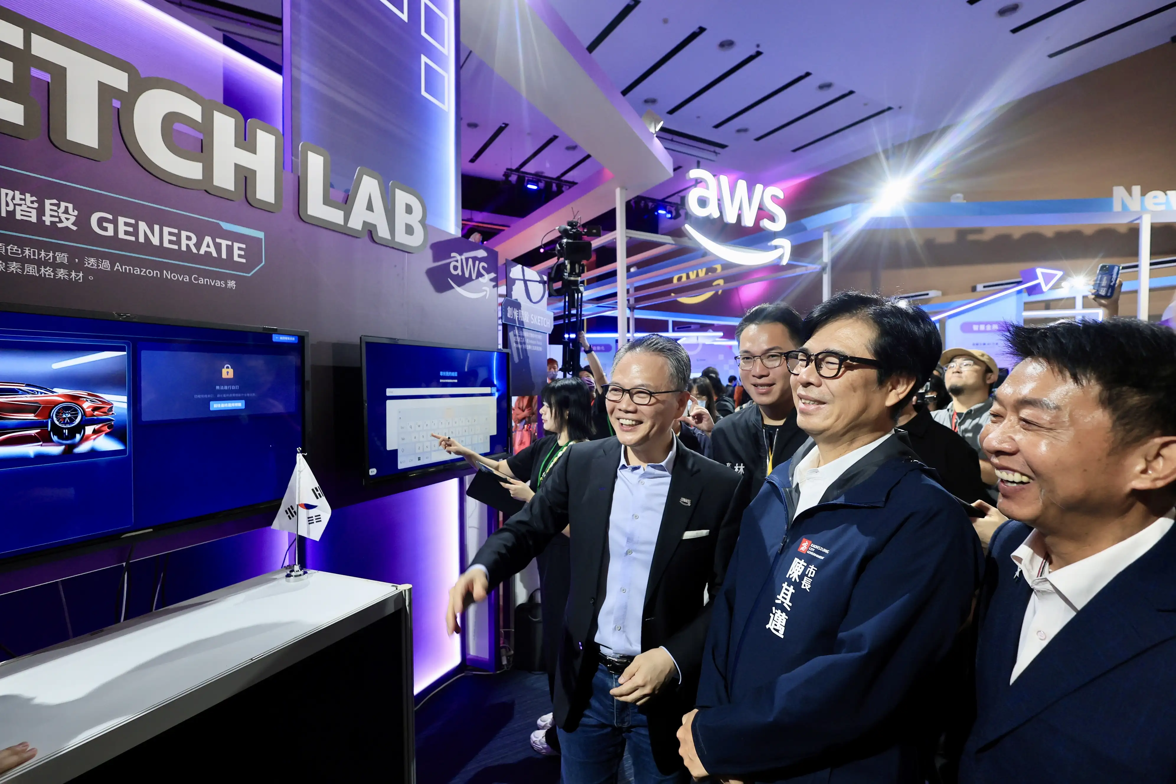 陳其邁市長與 AWS 團隊參觀創新應用展示區，了解 AI 與雲端技術如何協助企業加速數位轉型。（記者吳文生翻攝）