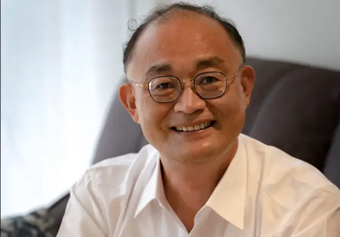 市議員黃柏霖表示，大屏、電腦及警消設備等，都是提升城市競爭力的投資，呼籲市府加速汰換老舊公務電腦。（記者吳文生攝）