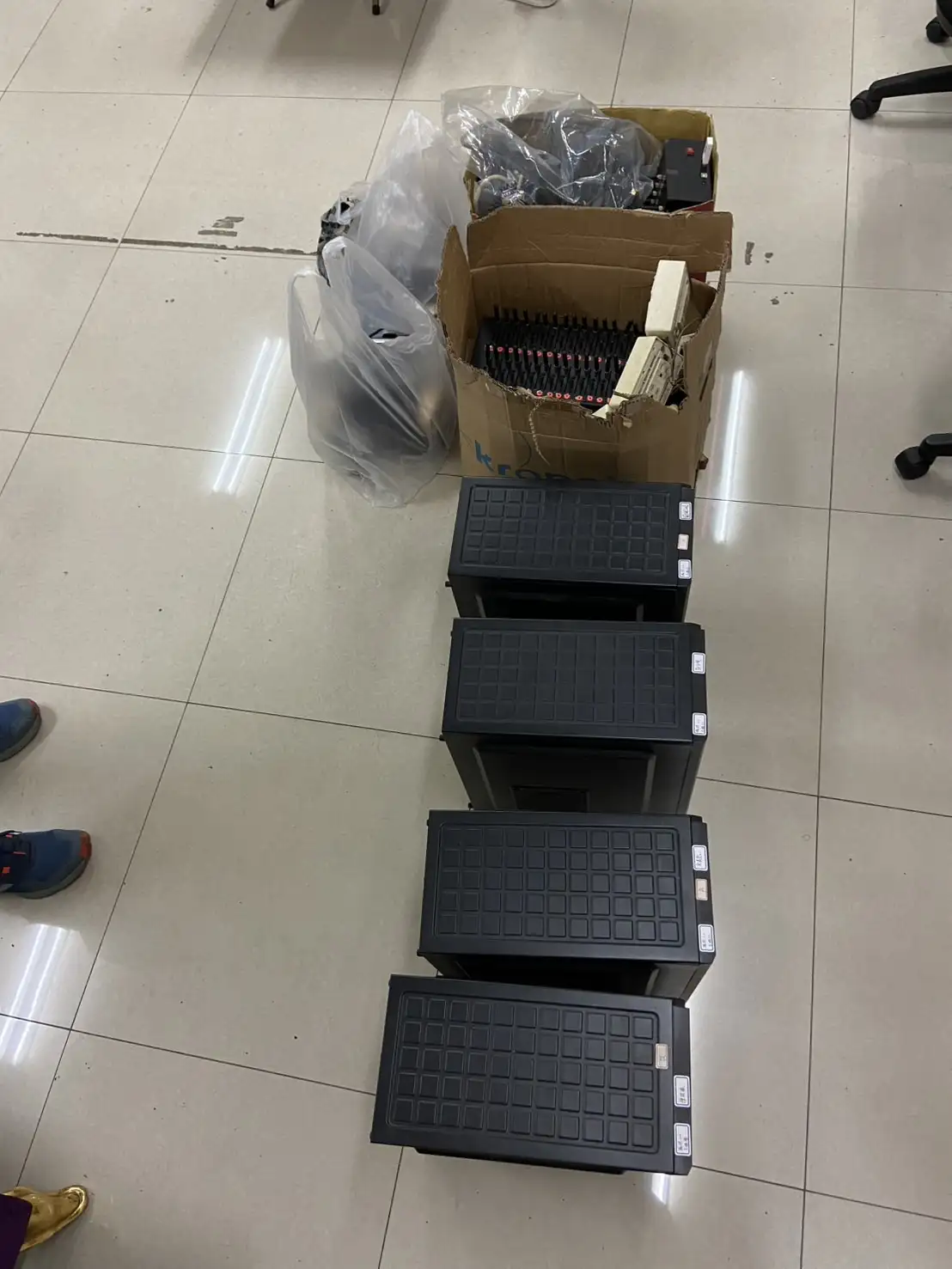 高雄檢警同步進入地下機房，現場查獲多部主機與洗錢系統操作設備。(圖/高雄市刑事警察大隊)