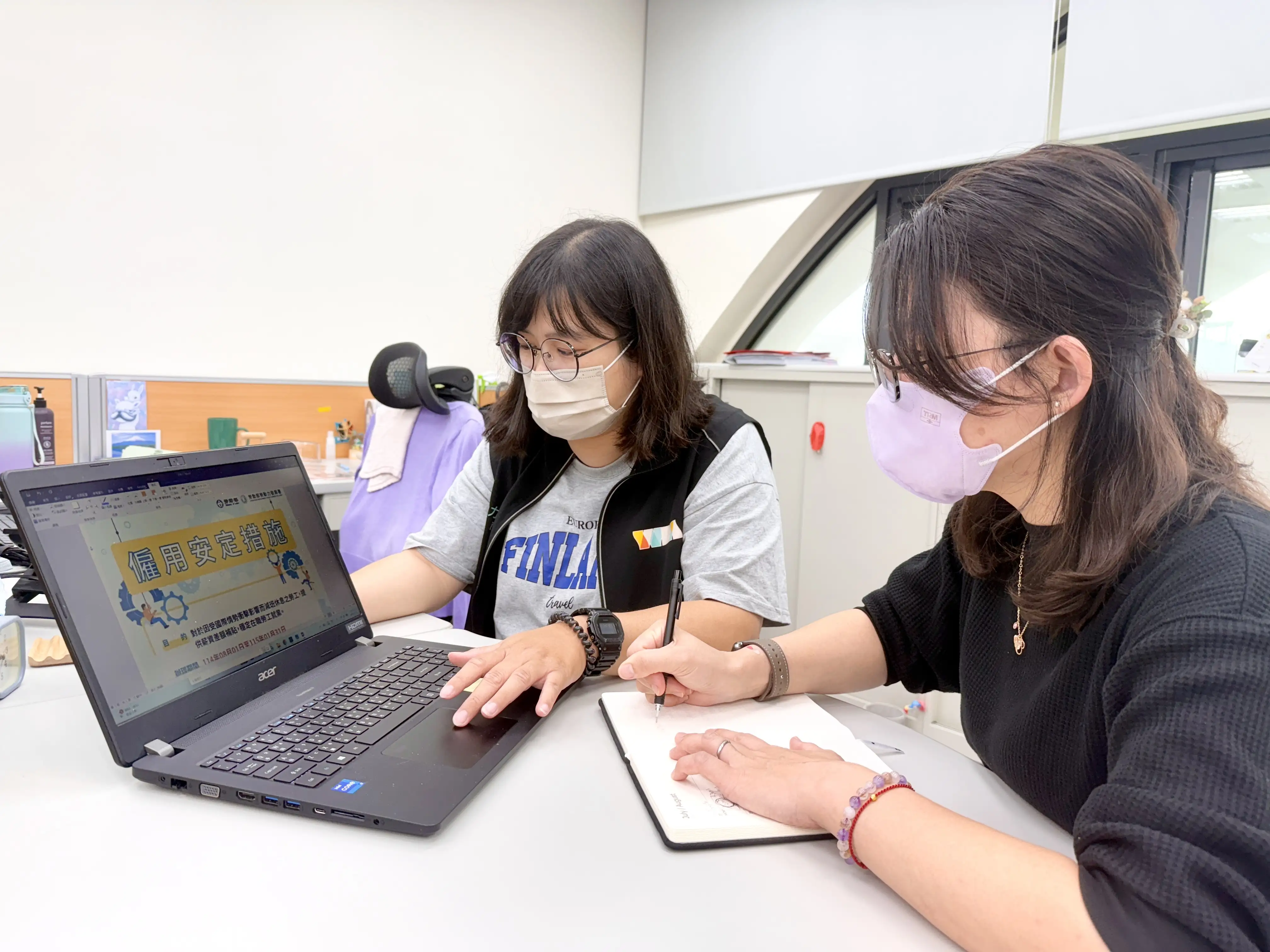 勞動部雲嘉南分署自接獲減班休息通報後，便立即啟動關懷與輔導服務，主動進廠向企業解說相關補貼措施，協助勞工穩定生計、陪伴企業共度難關。(圖/雲嘉南分署 提供)