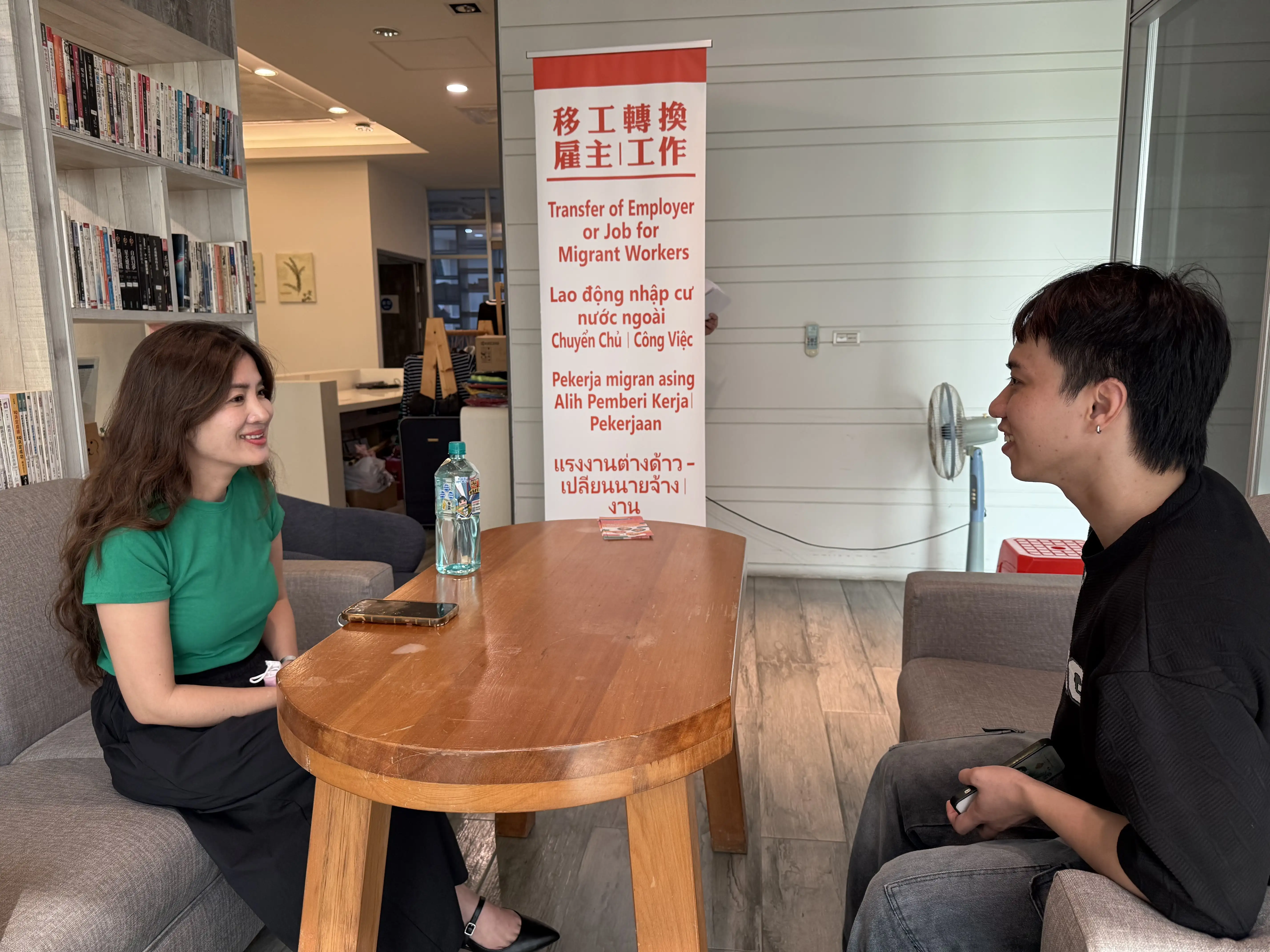 面對越來越大量移工轉換雇主的業務需求，雲嘉南分署也由原本僅有臺南、嘉義就業中心辦理外國人轉換雇主或工作業務，調整至所屬永康、新營、嘉義、朴子、斗六、虎尾等就業中心皆可辦理（圖／虎尾就業中心提供）