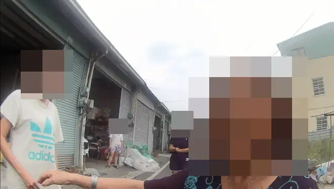 員警護送86歲吳姓老婦返家，家屬感謝警方即時援助。(圖/嘉義縣警察局水上分局 提供)