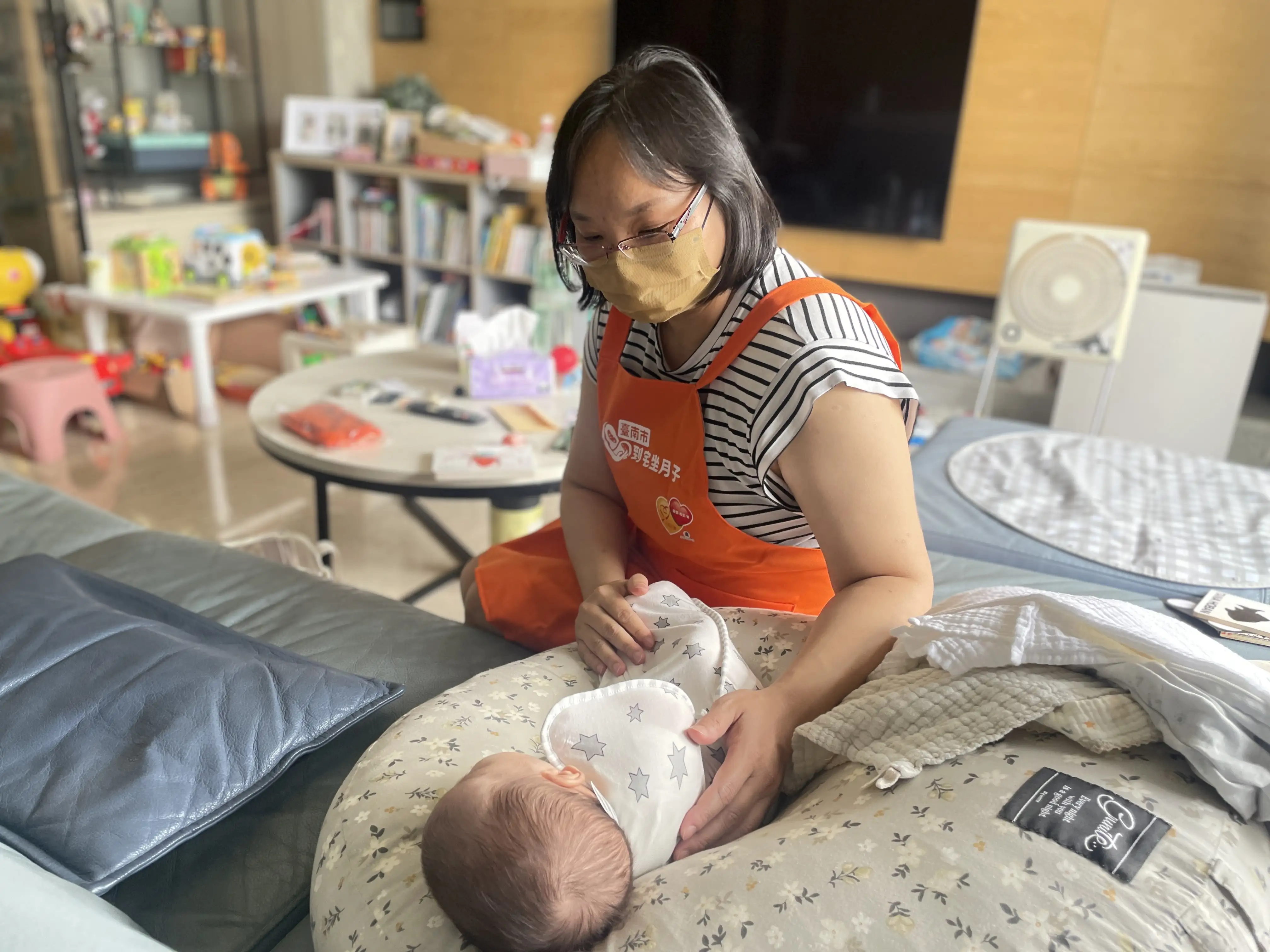 到宅坐月子平台-服務員安撫寶寶睡覺。(圖/臺南市政府社會局 提供)
