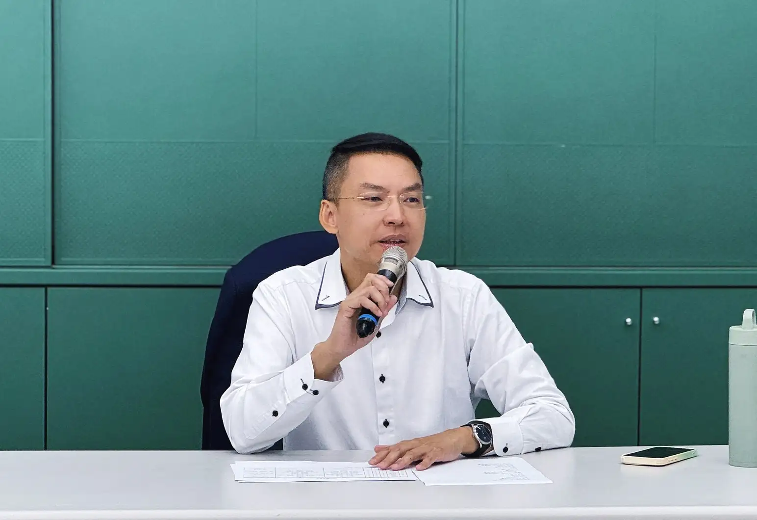 民進黨高雄市黨部召開執評委會議，討論明年市議員選舉提名席次。主委黃文益表示，意見較一致的選區已完成確認。（記者吳文生攝）