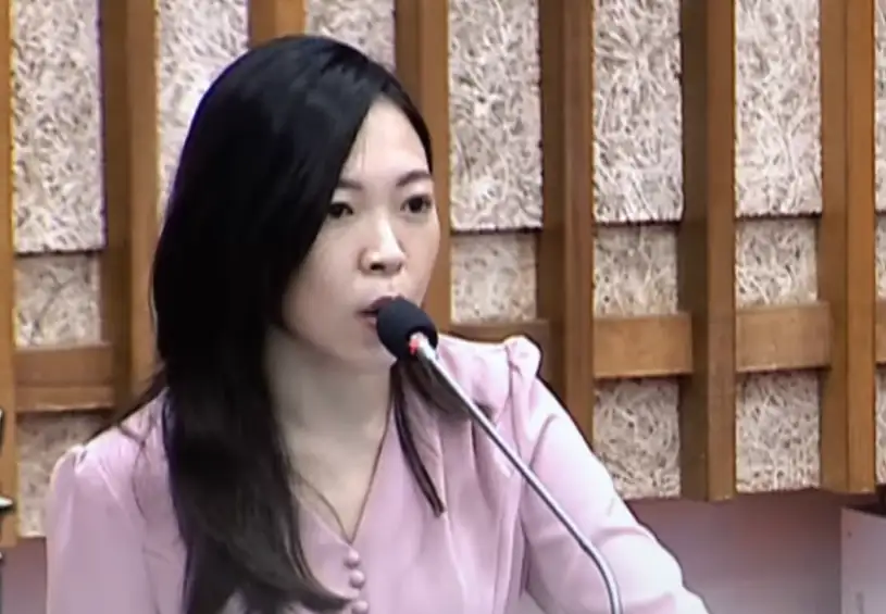 市議員白喬茵指出，若市府放任「有力人士」關說清潔隊考試，又如何期待市長能阻擋「有利人士」伸黑手亂倒廢棄物，並對環境破壞者重罰不放水？（記者吳文生攝）