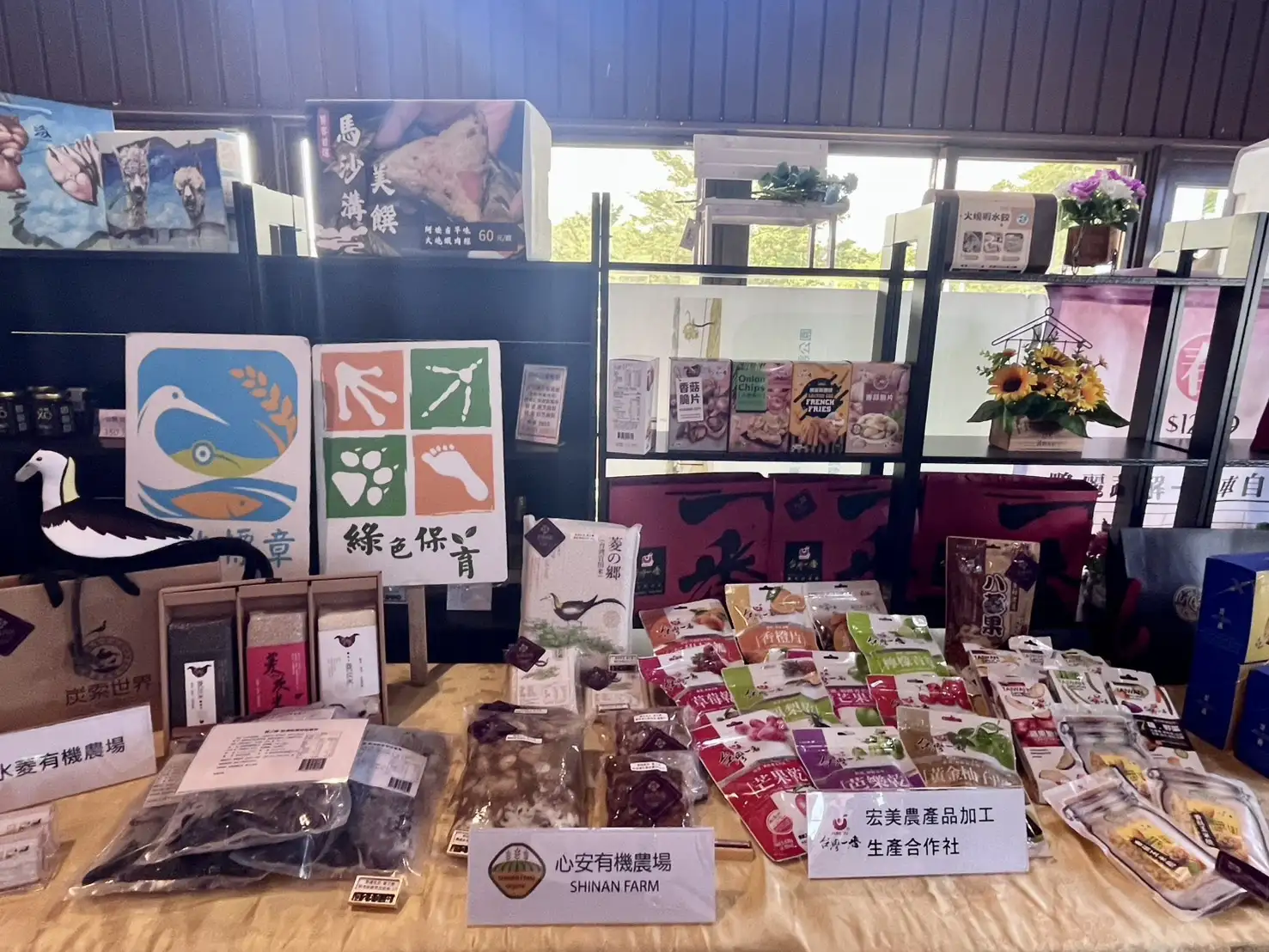 現場展示官田在地農產與工藝，凸顯『菱魂良品』品牌背後的文化與地方特色。(圖/臺南市政府農業局 提供)
