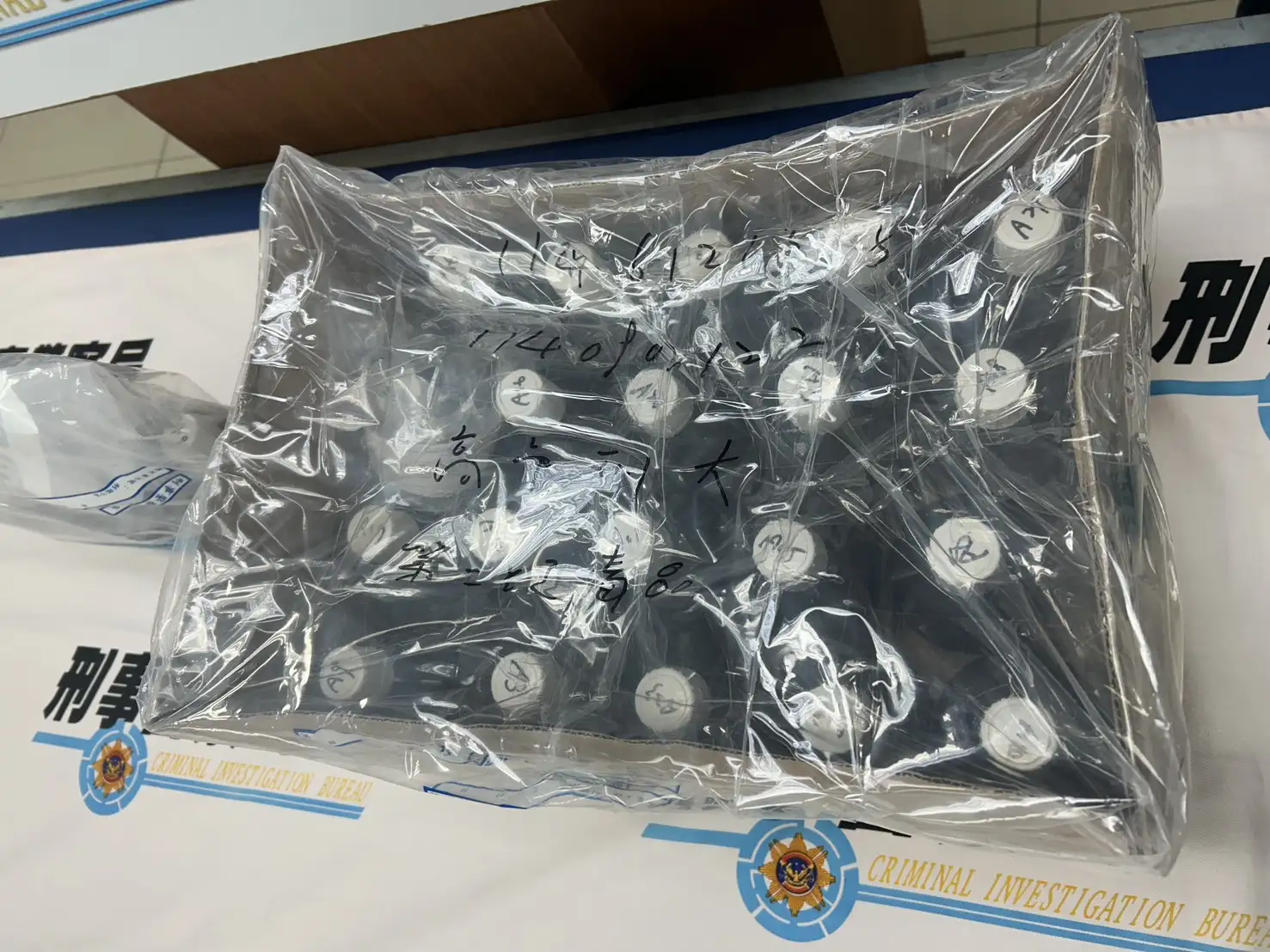 刑事警察局南部打擊犯罪中心與海關攔截自德國寄抵之違禁貨品，查獲以保養品瓶身偽裝之第二級毒品MDMA，總重約15公斤。(圖/刑事警察局南部打擊犯罪中心 提供))