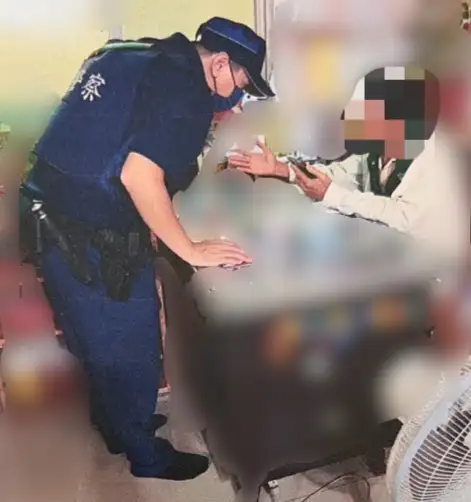 臺南市第三分局海南派出所員警到場協助，成功阻止歹徒假冒警調詐財，保住民眾445萬元積蓄。(圖/臺南市政府警察局 提供)