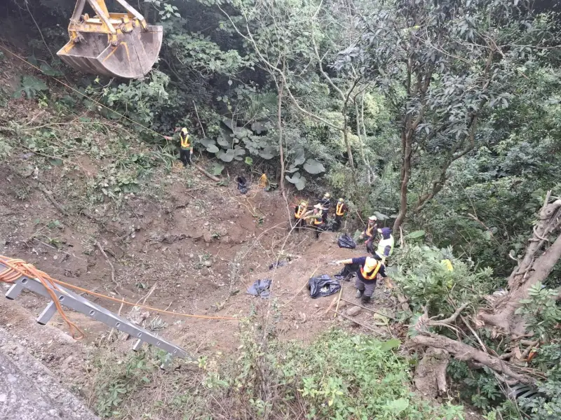 高41線遭大規模非法棄置垃圾　高市環保局連夜清除13車次