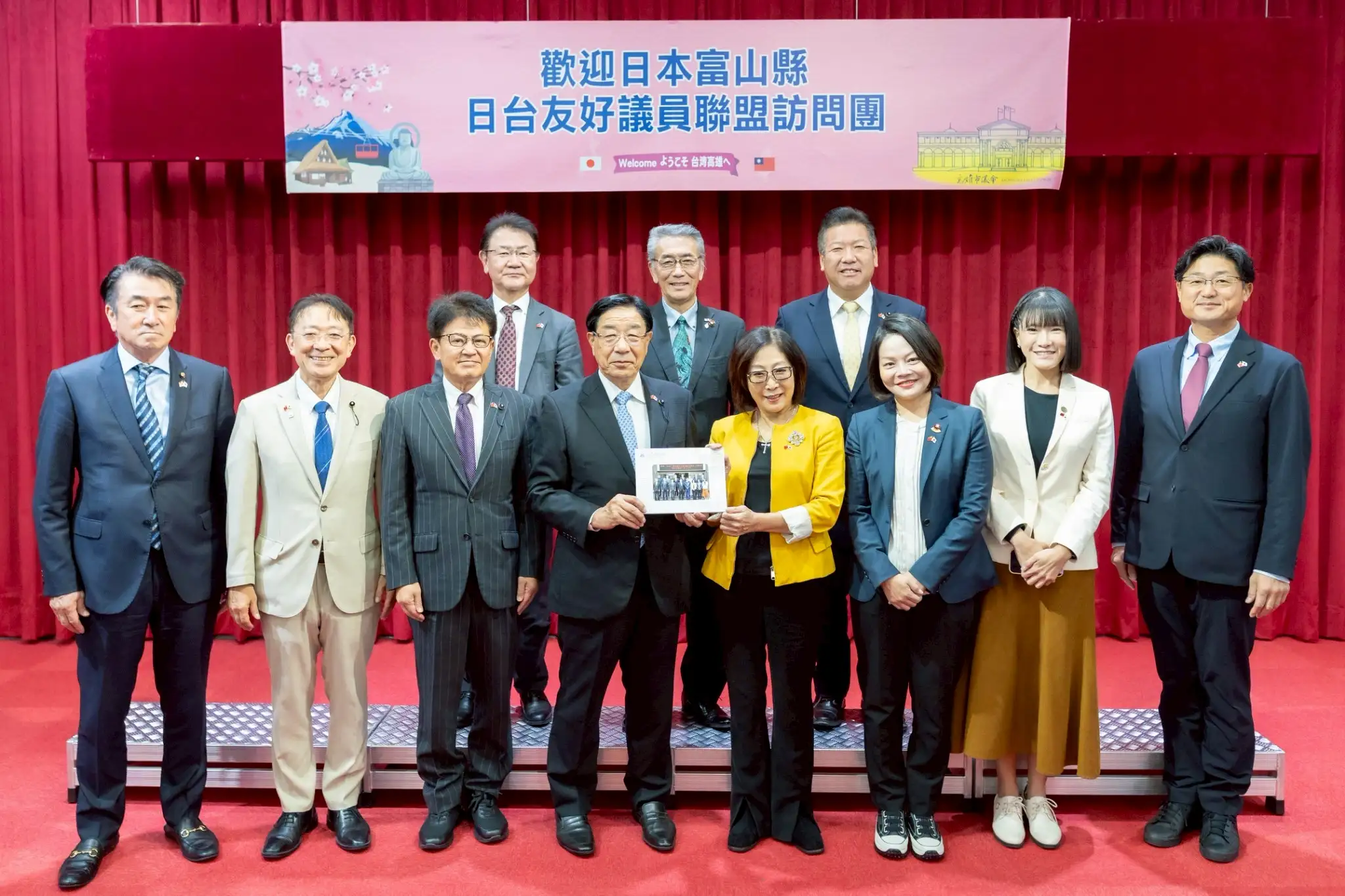 議長康裕成會見日本富山縣議會日台友好議員聯盟中川忠昭會長、瘧師富士夫副會長一行7人。（高雄市議會提供）