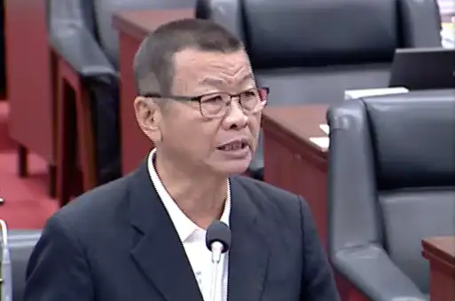 市議員林義迪要求市府改善美濃大峽谷周邊道路，保障農民通行安全。（記者吳文生攝）