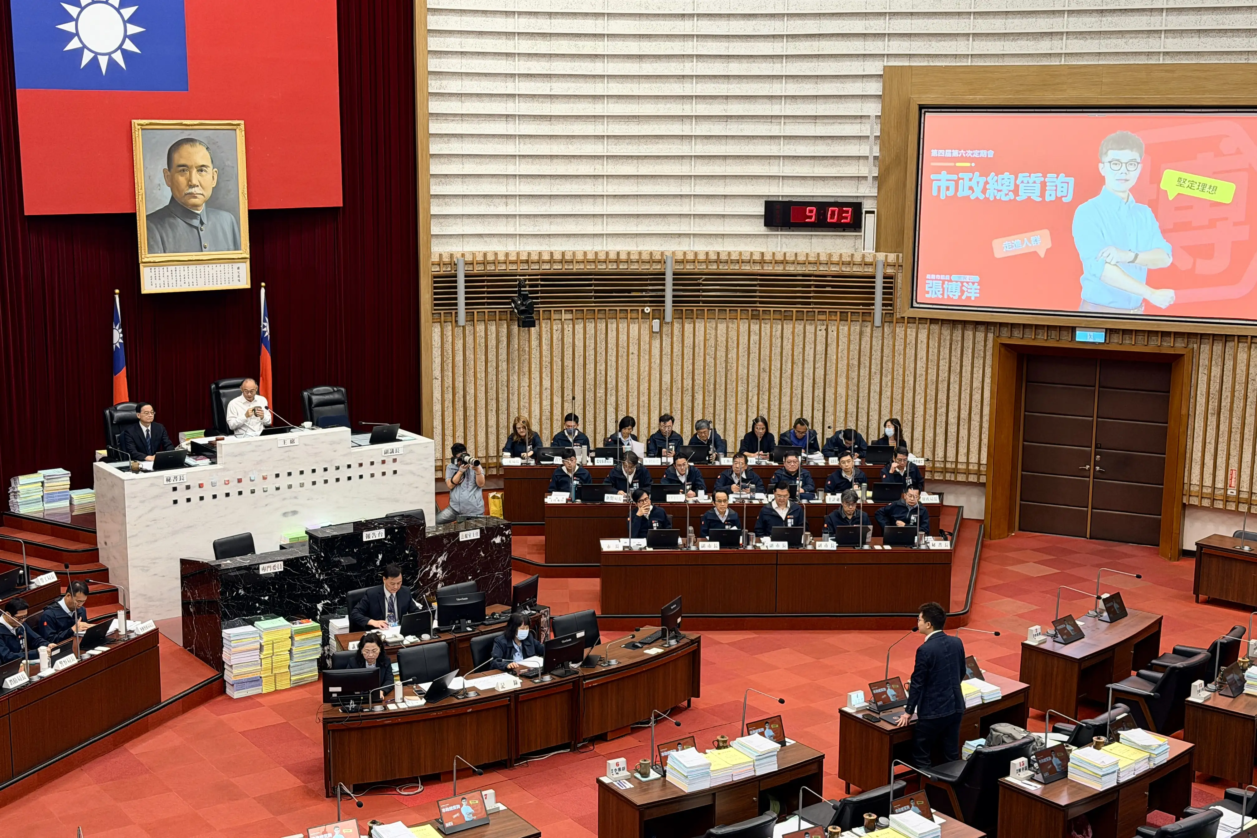 高雄市長陳其邁於總質詢中回應台語文化相關質詢，表示市府將全力推動母語教育，提供充足資源與制度支持，讓語言平權與文化傳承在校園扎根。（記者吳文生翻攝）