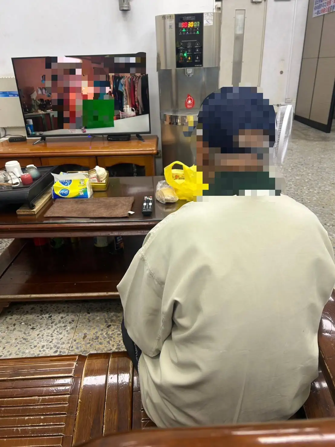 警方帶老翁返所休息並提供熱食，避免長者寒夜受凍。(圖/南警第五分局 提供)