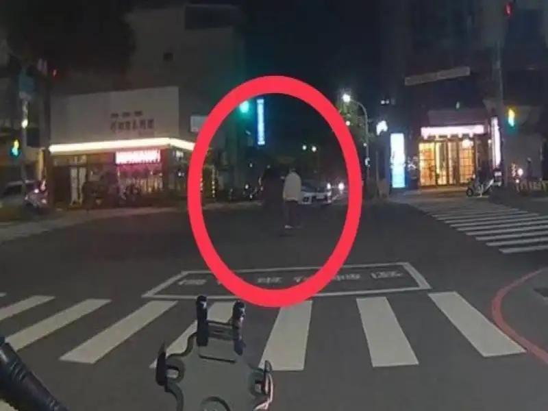 入秋最強寒流夜 老翁誤入快車道迷途　警暖心安置助平安返家