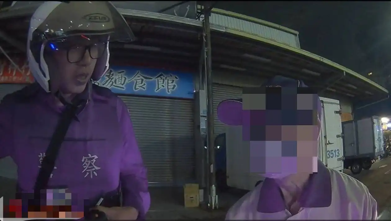 老翁迷途行走快車道，警方迅速上前攔止並帶返派出所安置。(圖/南警第五分局 提供)