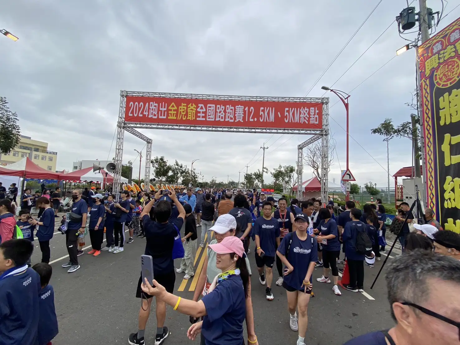 路跑活動人潮眾多，警方加強巡查與交通安全維護。(圖/民雄分局 提供)