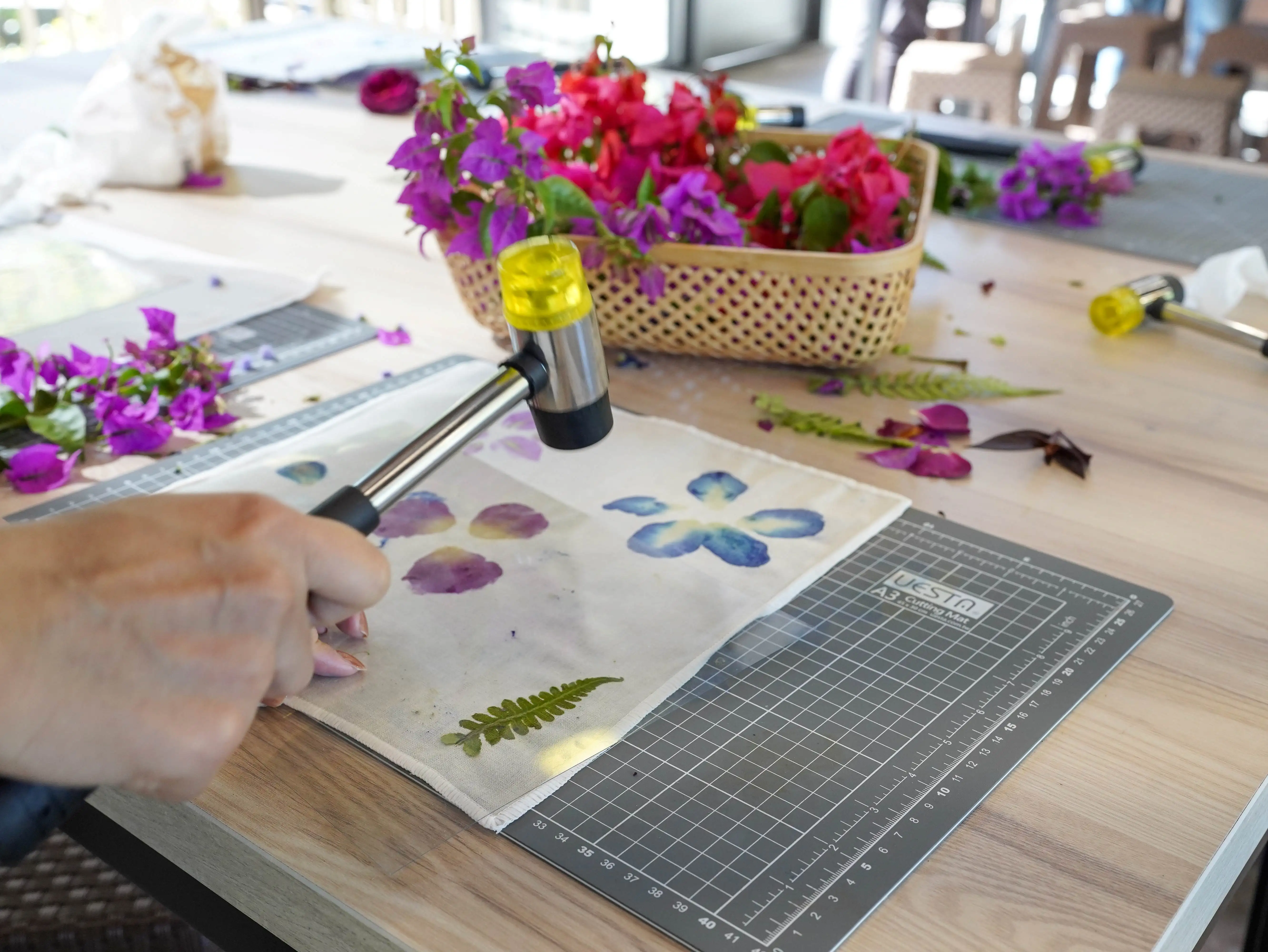 園區內多樣DIY體驗，植物拓染，讓孩子發揮創意，留下專屬於自己的手作紀念。(圖/嘉義縣文化觀光局 提供）