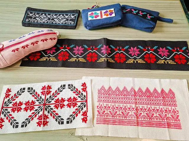 除了傳統族服上的飾條，十字繡運用於生活物件，發展為文創商品。（圖／臺南市政府觀旅局　提供）